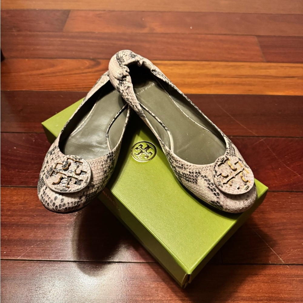 Tory Burch Snakeskin-Print Leather Ballet Flats in Taupe